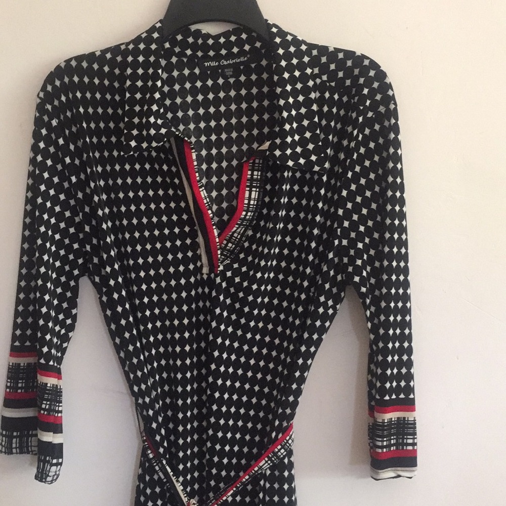 Cute dress in black while red and beige